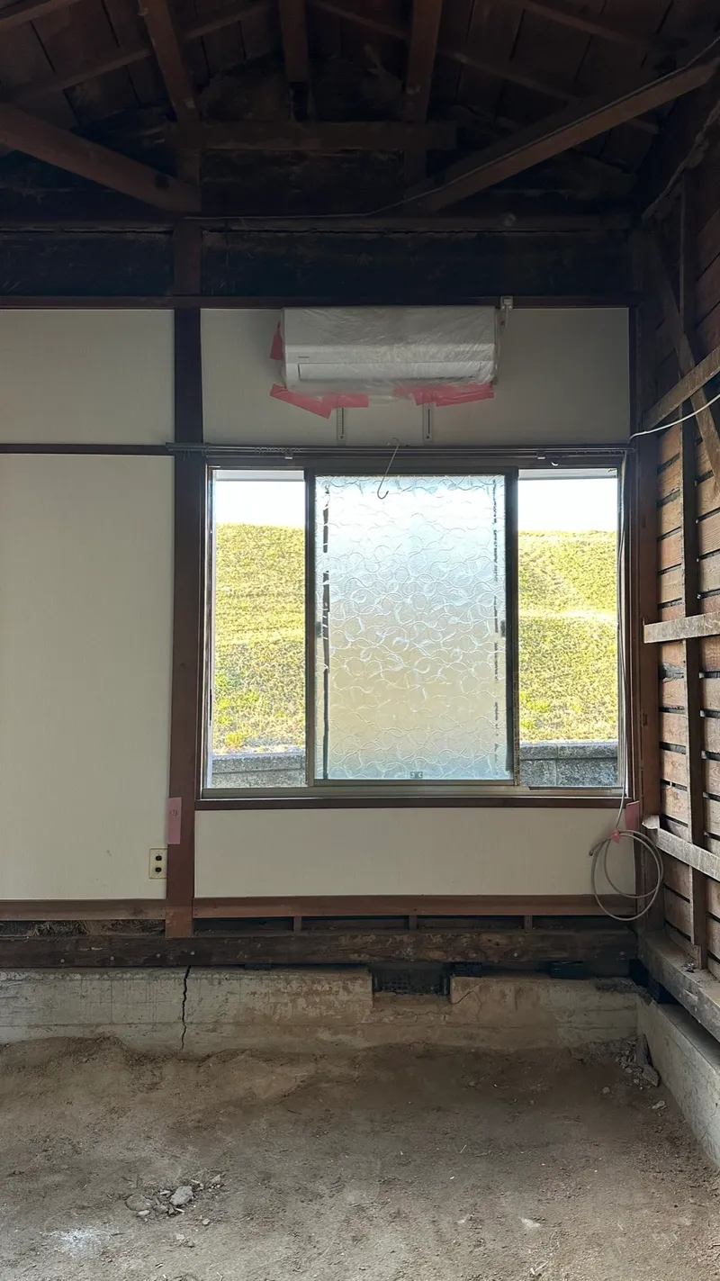 床を外した室内。窓の下に土台と基礎が見える